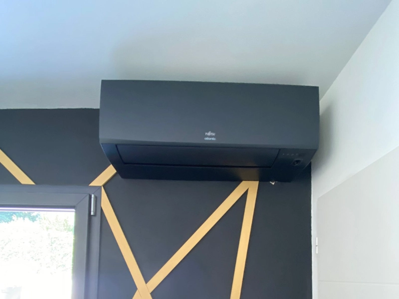 Climatisation murale design installée dans un salon moderne à Nice