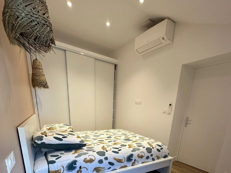 Climatisation installée dans une chambre pour un confort optimal
