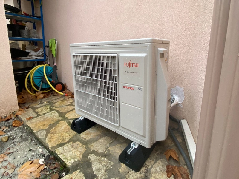 Pompe à chaleur extérieure installée dans un jardin sur la Côte d’Azur