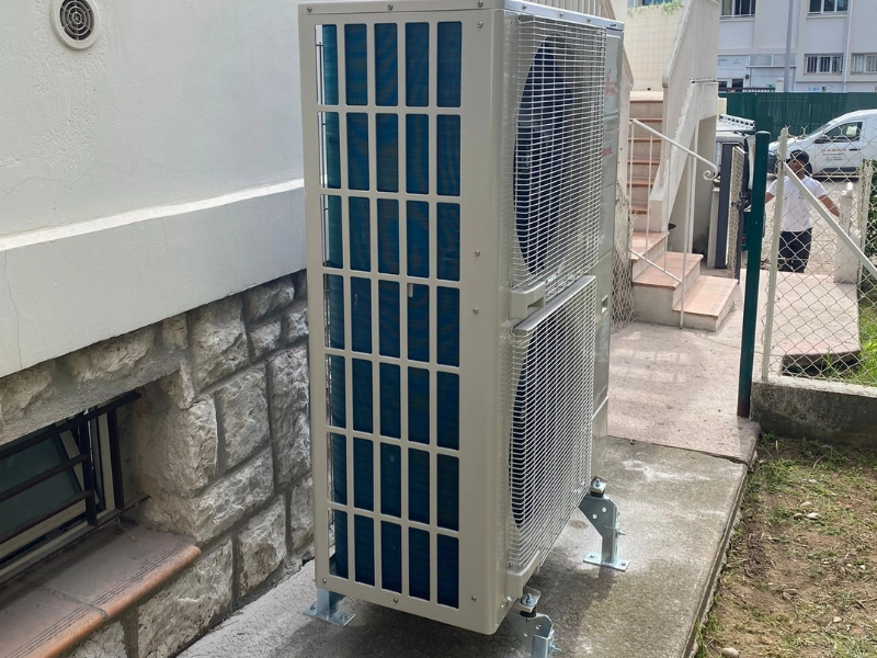 Unité extérieure de climatisation installée le long d’une maison à Nice