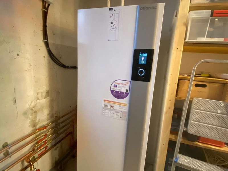 Chauffe-eau thermodynamique installé dans un espace technique