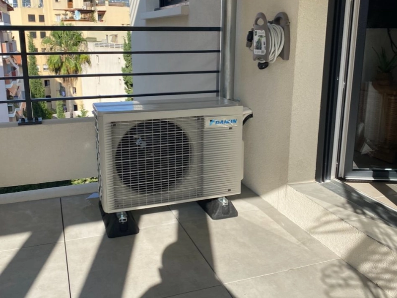 Installation d’un groupe extérieur de climatisation sur balcon appartement Nice