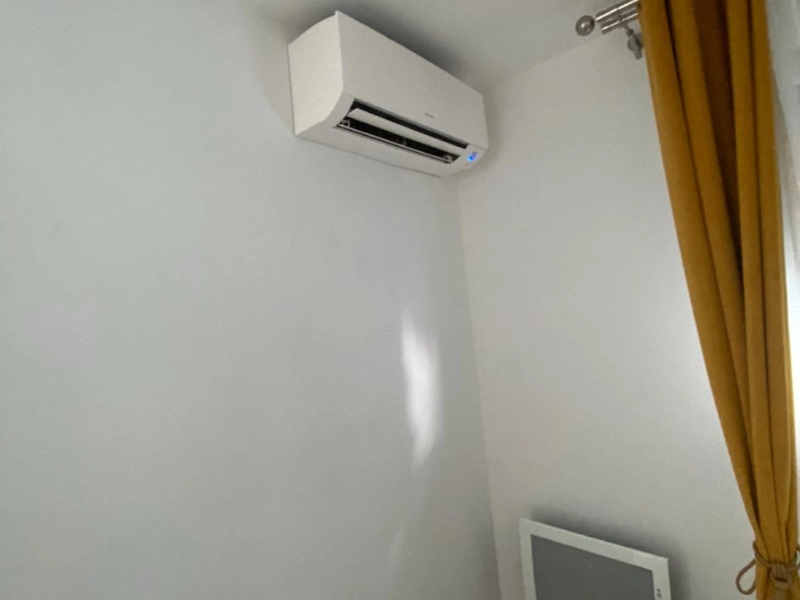 Climatiseur mural installé dans une chambre moderne sur la Côte d’Azur